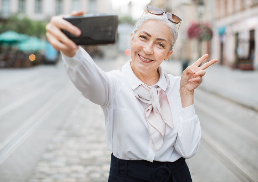 gli-italiani-vogliono-un-sorriso-da-star-e-denti-“immortali”,-anche-da-anziani